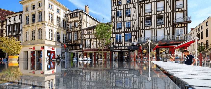 Place de la République à Châlons-en-Champagne, cœur historique de la préfecture de la Marne