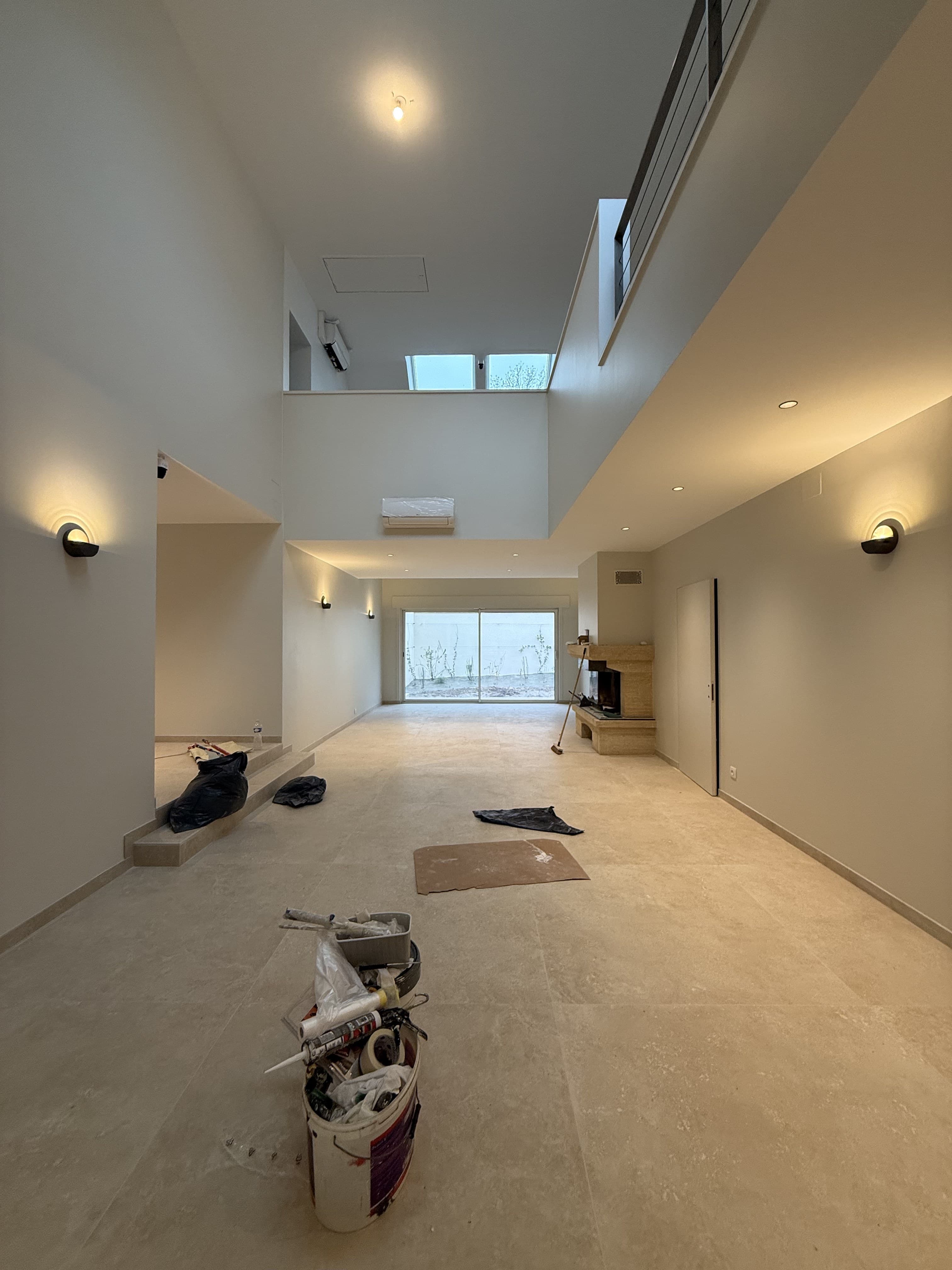 Rénovation électrique et climatisation d'un loft double hauteur — éclairage LED encastré et splits muraux discrets, CT elec Marne