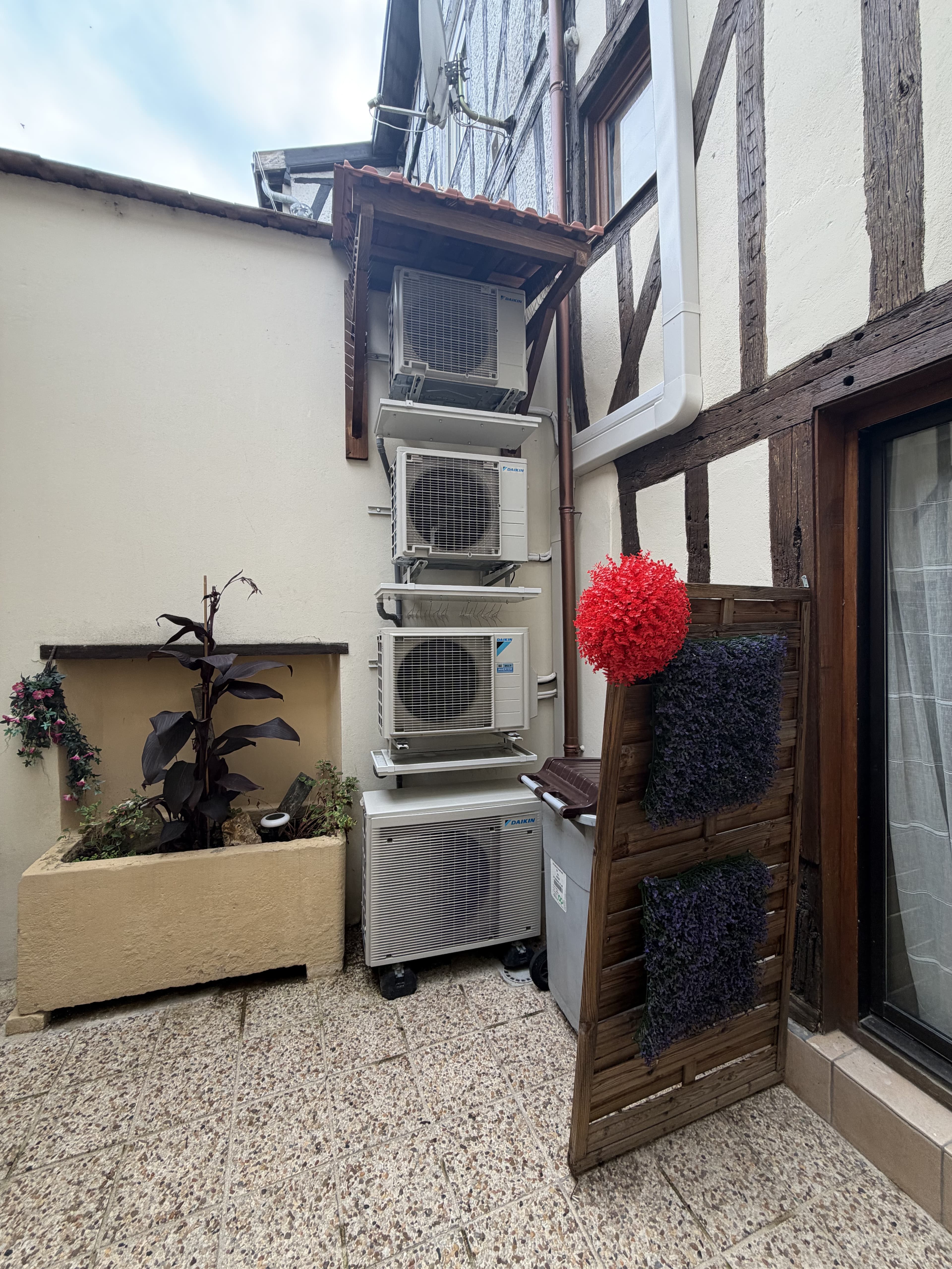 Climatisation multi-split Daikin sur façade colombages par CT elec