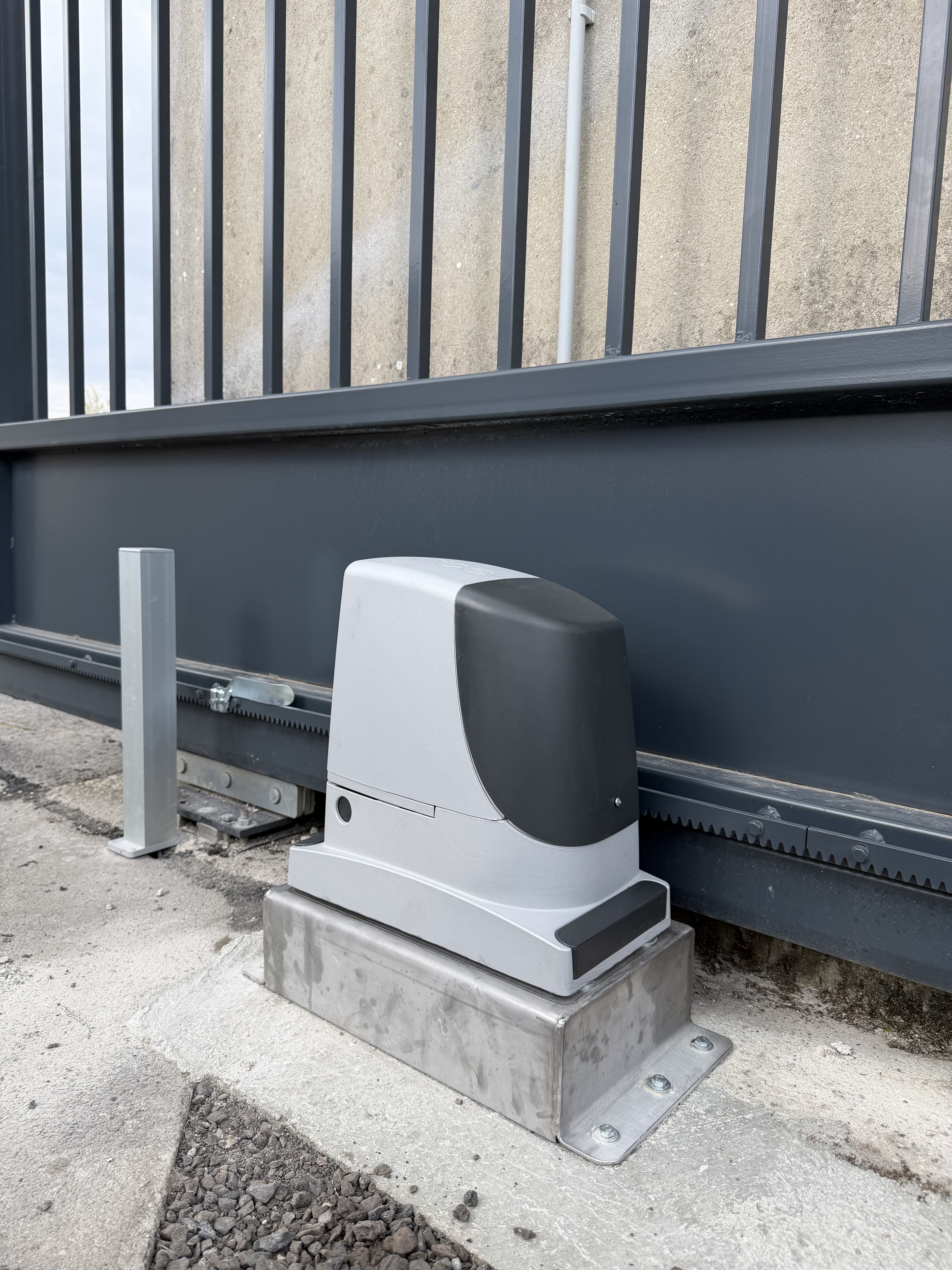 Pose et raccordement d'une motorisation pour portail coulissant par CT elec, Marne