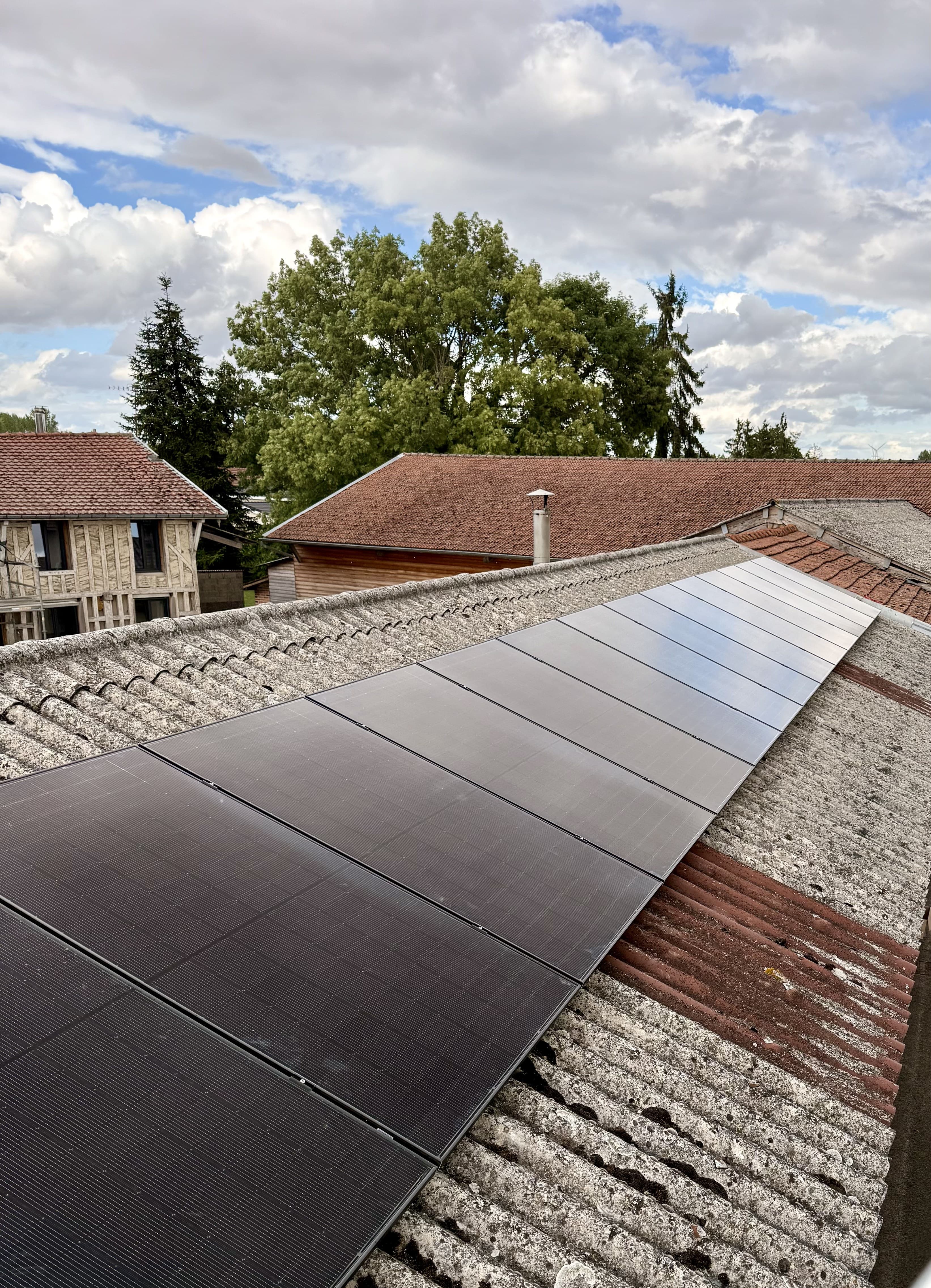 Panneaux photovoltaïques full black sur toiture tuiles par CT elec