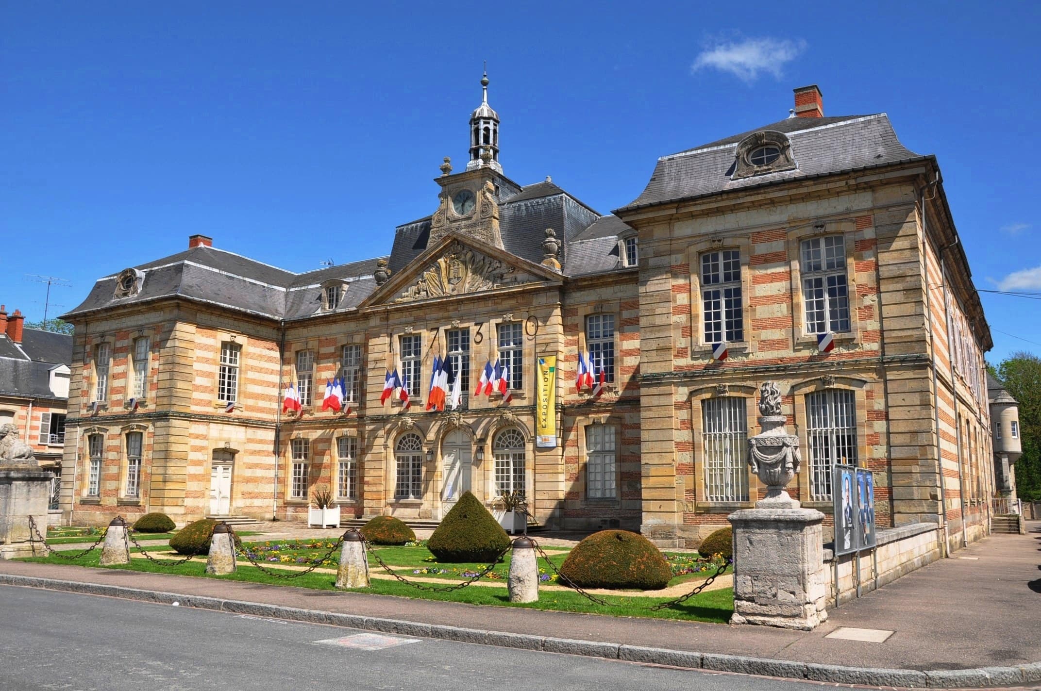 Hôtel de ville de Sainte-Ménehould (1730), reconstruit en appareil champenois gaize et brique après l'incendie de 1719 — Petite Cité de Caractère de l'Argonne