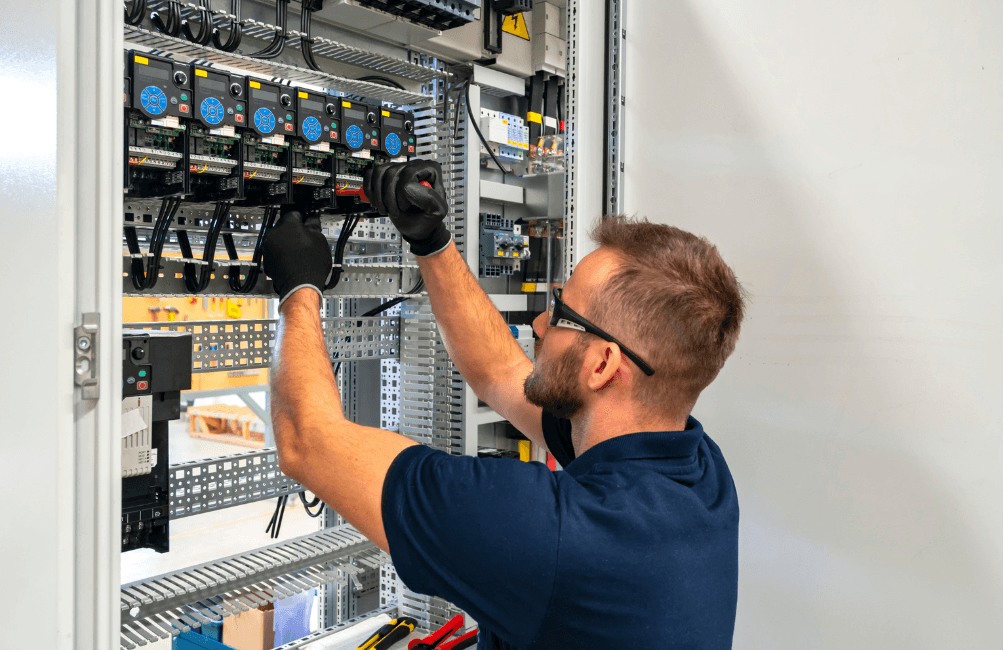 Thomas Castaldo, artisan électricien CT elec, intervient sur un tableau électrique dans la Marne
