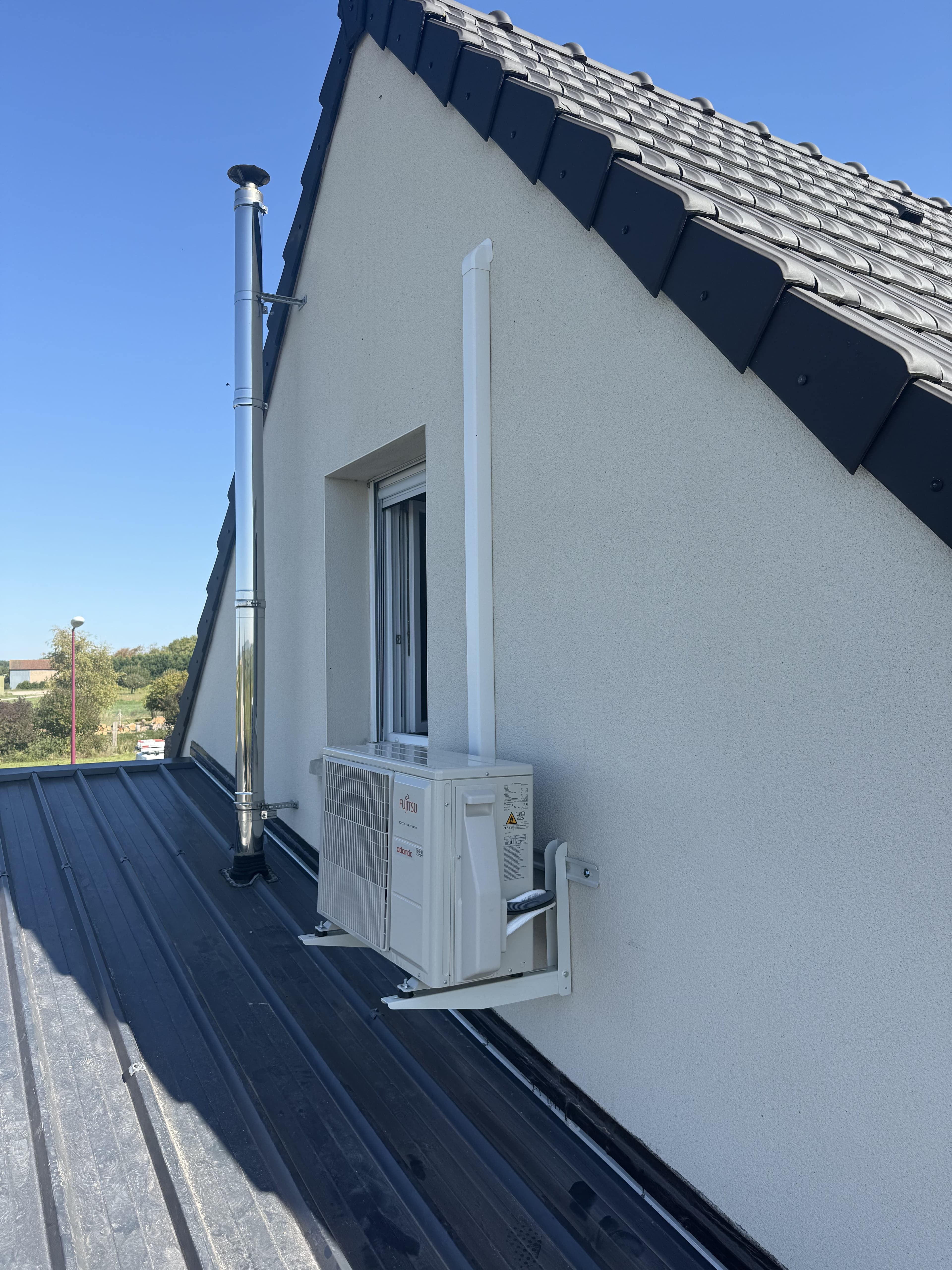 Climatisation split installée sous pente de toit en ardoise par CT elec, Marne