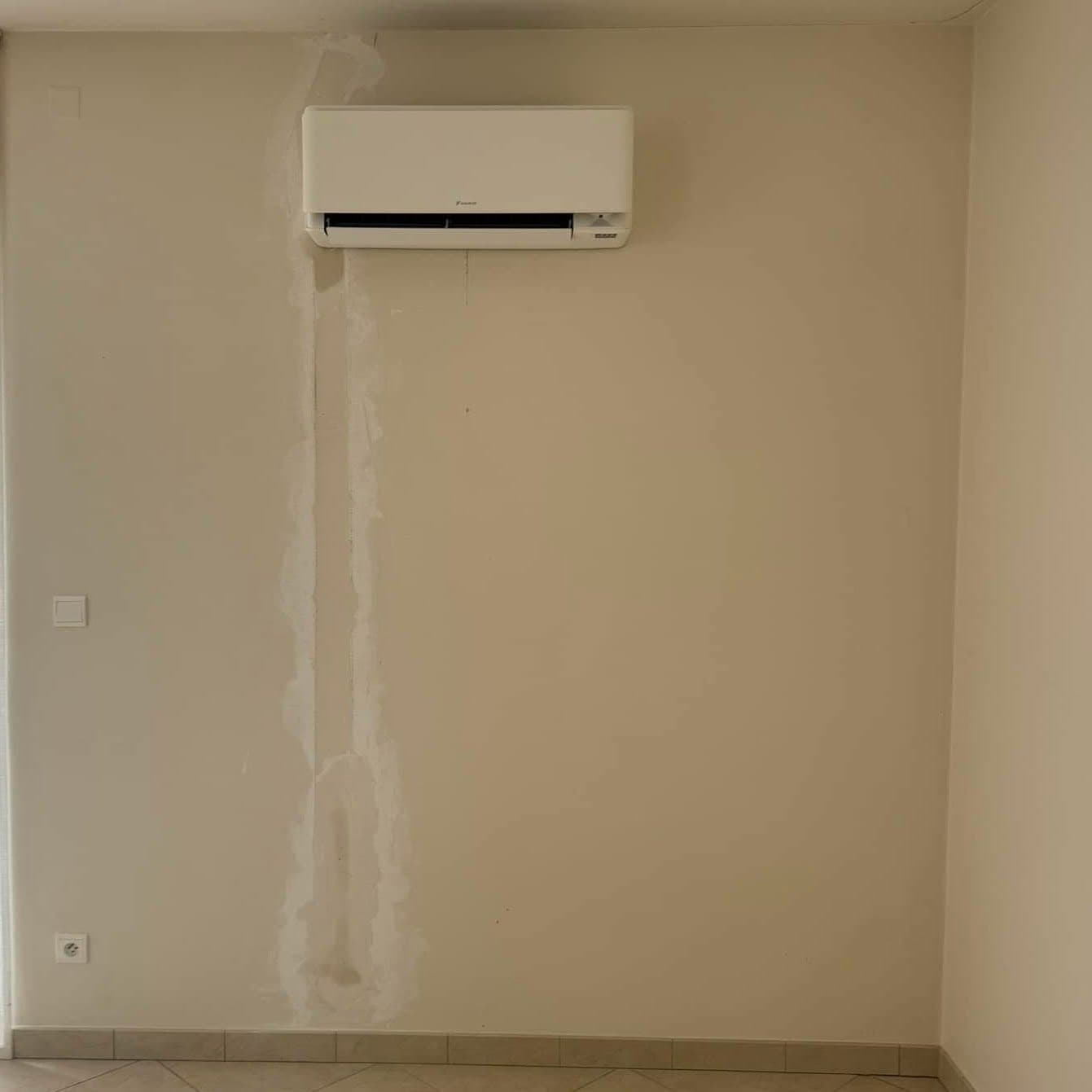 Unité intérieure murale Daikin en appartement avec saignée rebouchée, CT elec Marne