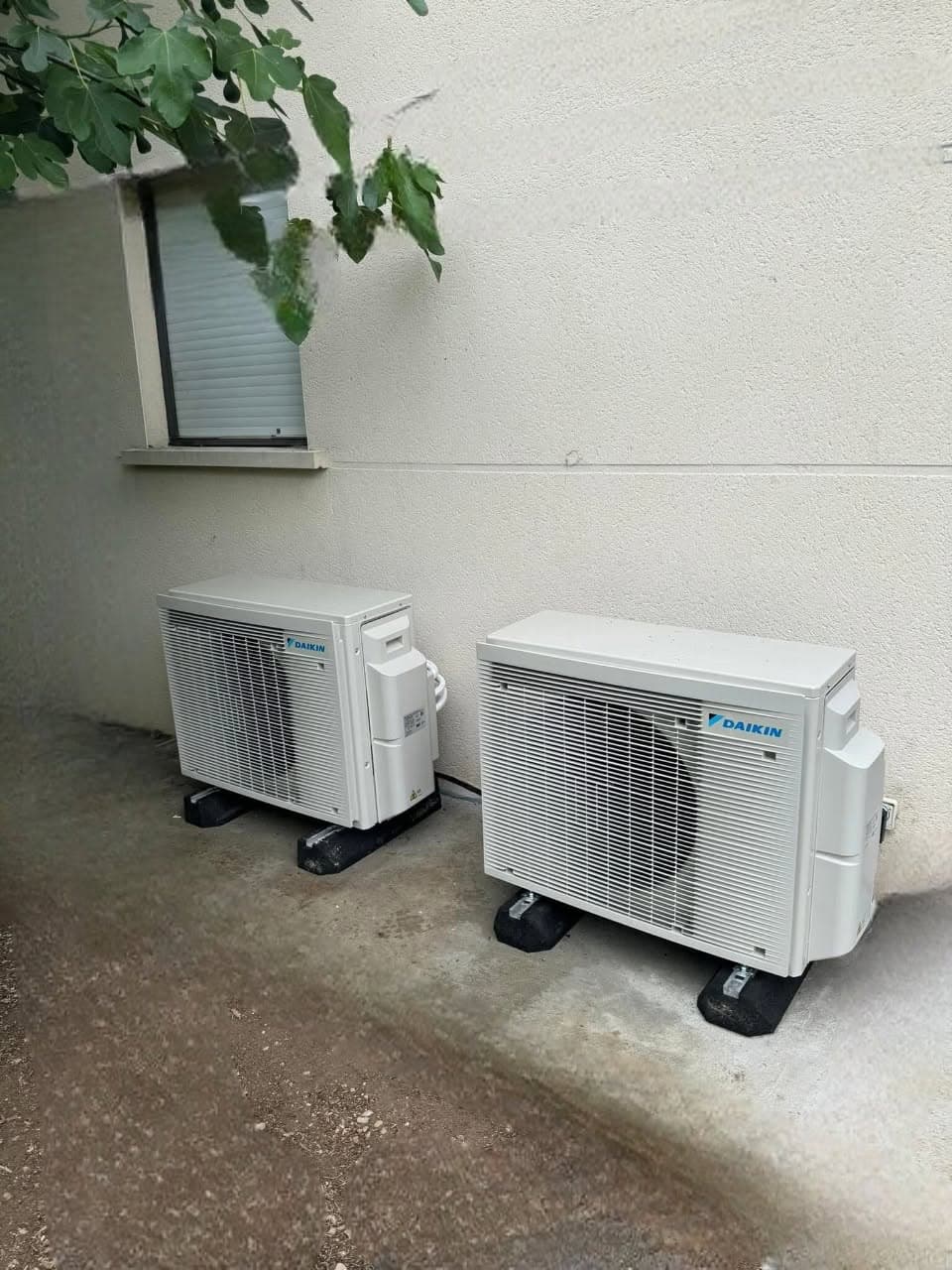 Deux unités extérieures de climatisation Daikin sur plots anti-vibration, CT elec Marne