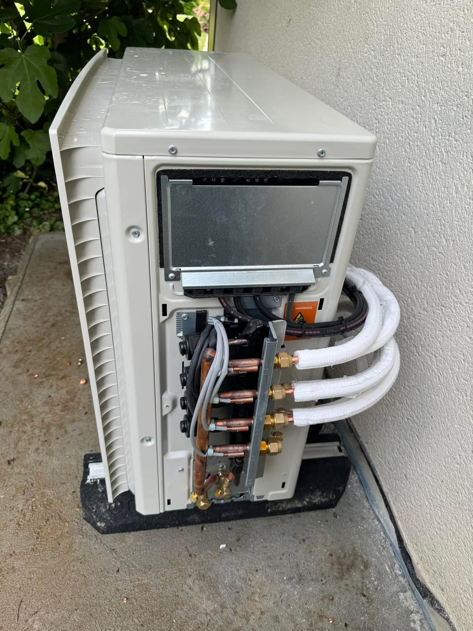 Raccordement frigorifique cuivre et bornier électrique d'une unité extérieure Daikin, CT elec Marne