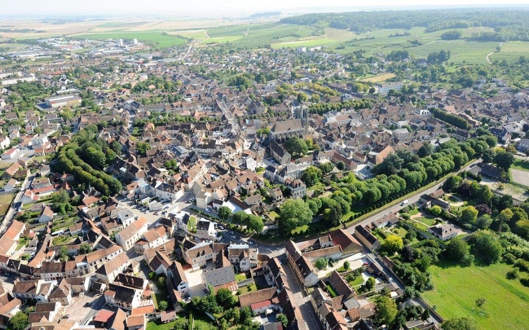 Vue aérienne de Sézanne, sous-préfecture sud-marnais entre Brie champenoise et plaine viticole