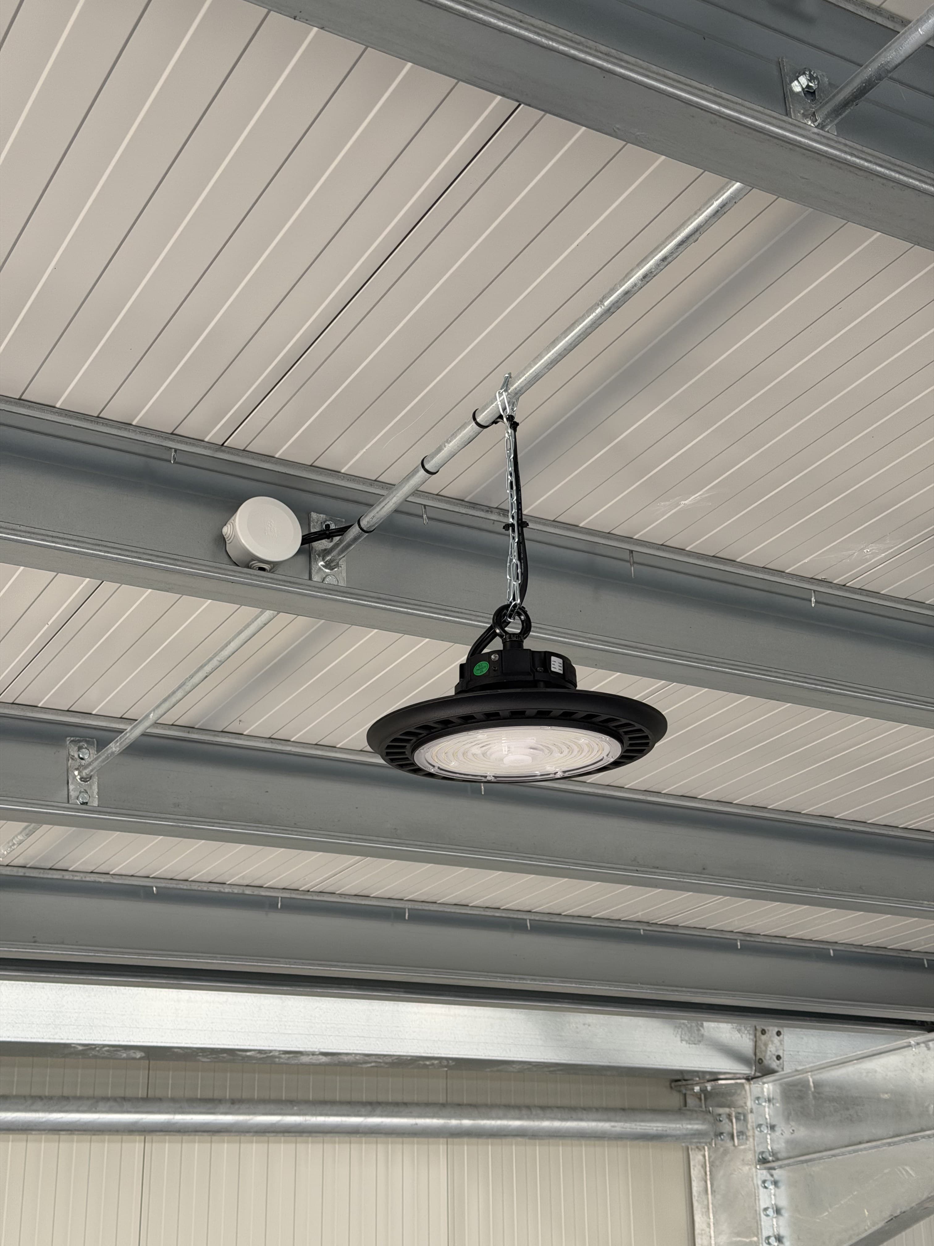 Éclairage LED industriel suspendu sur charpente métallique d'un hangar par CT elec, Marne