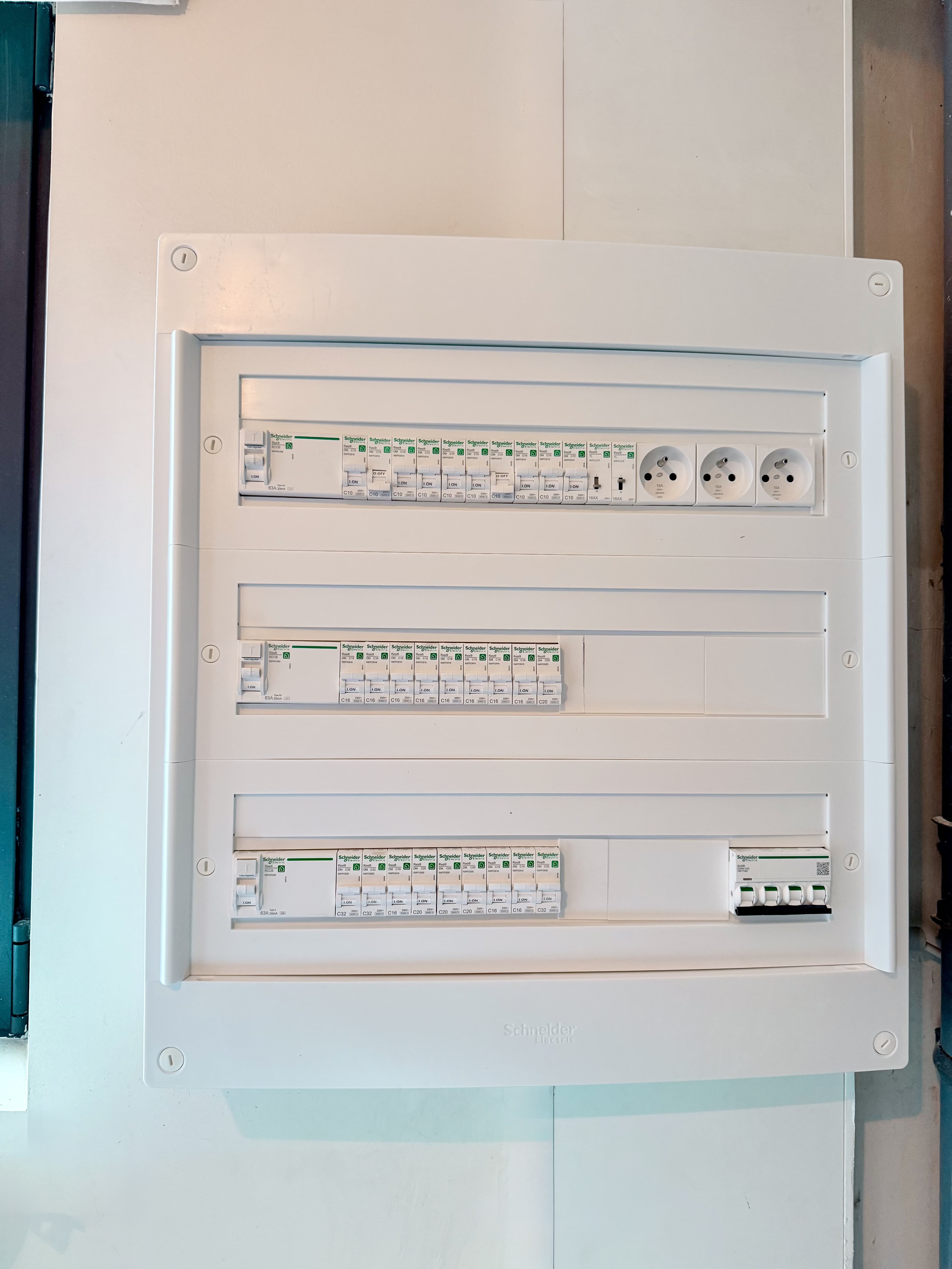 Tableau électrique Schneider trois rangées posé par CT elec dans la Marne