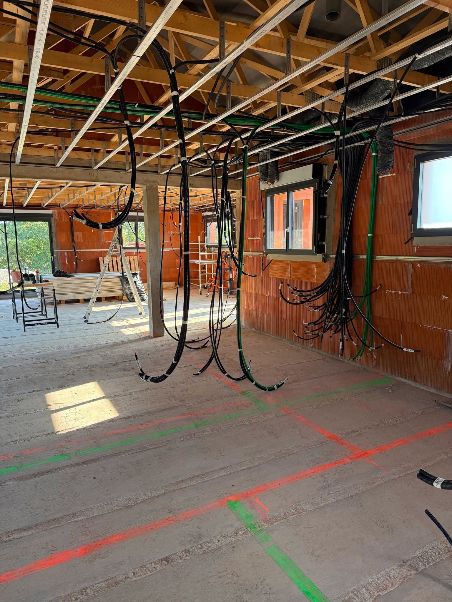 Pré-câblage électrique d'une maison neuve, gaines ICTA et circuits en attente sous charpente, CT elec Marne