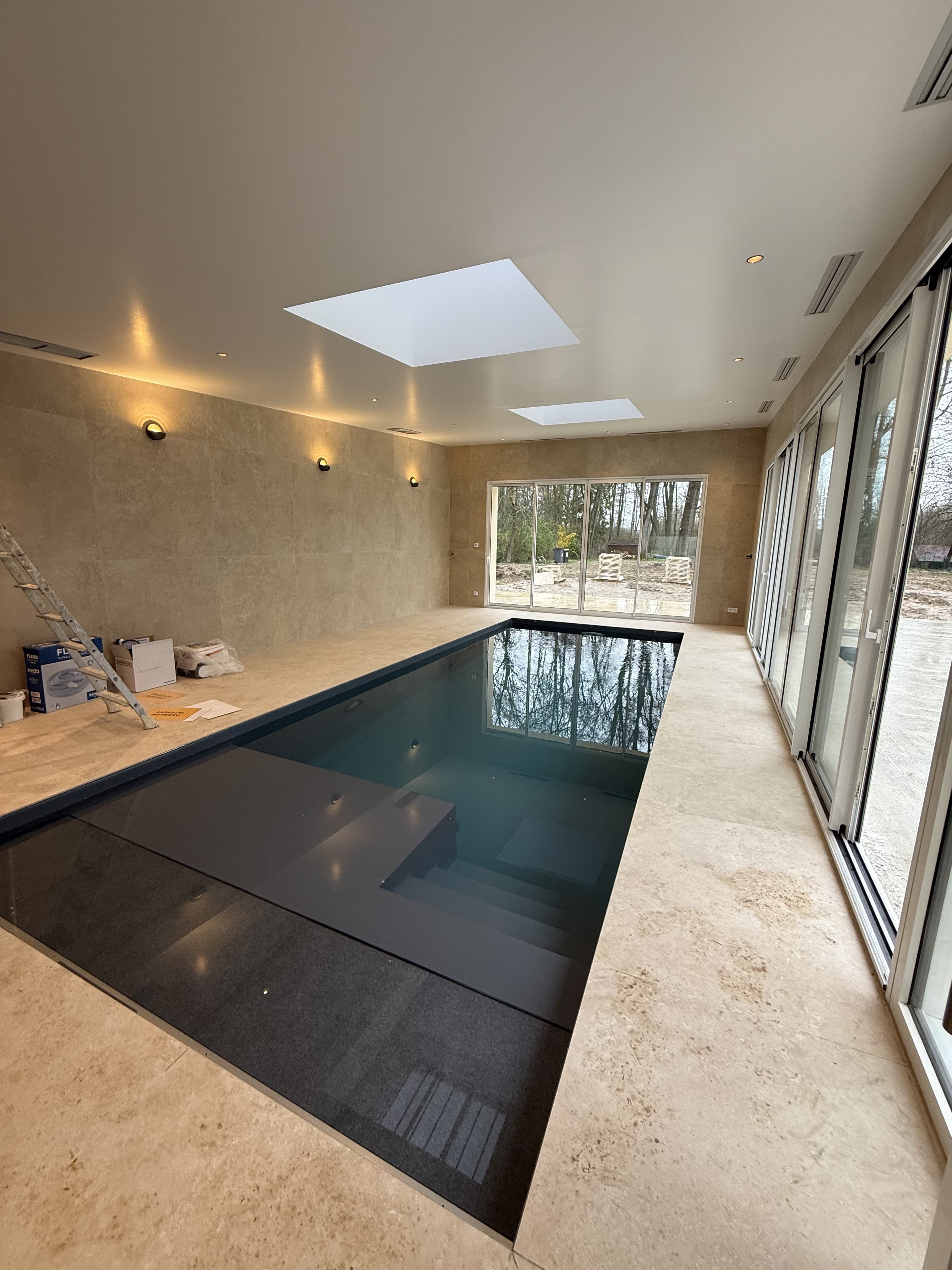 Éclairage LED encastré dans un local piscine intérieure par CT elec, Marne