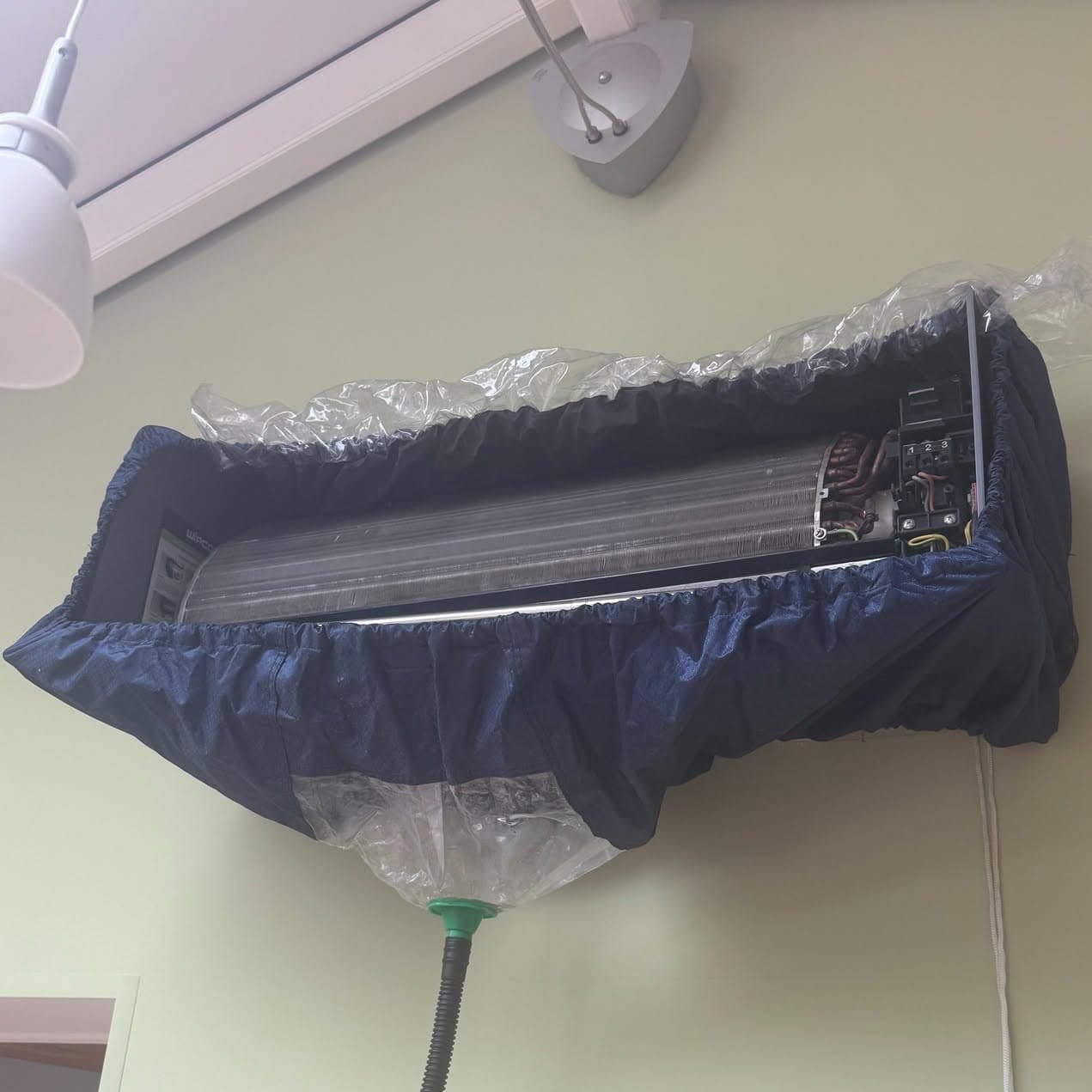 Nettoyage professionnel d'une unité intérieure de climatisation sous housse de récupération d'eau par CT elec, Marne
