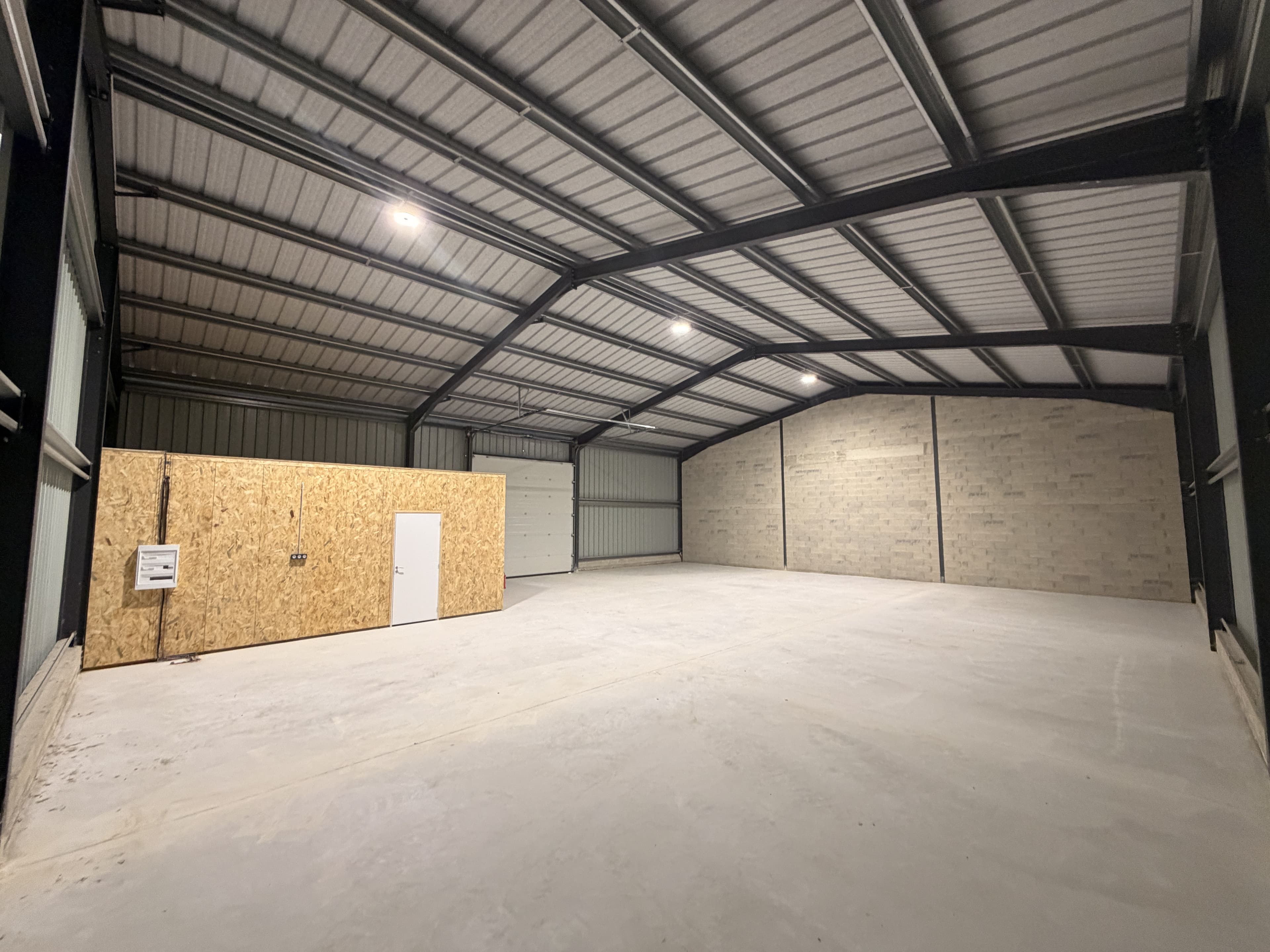 Installation électrique complète dans un hangar professionnel par CT elec, Marne