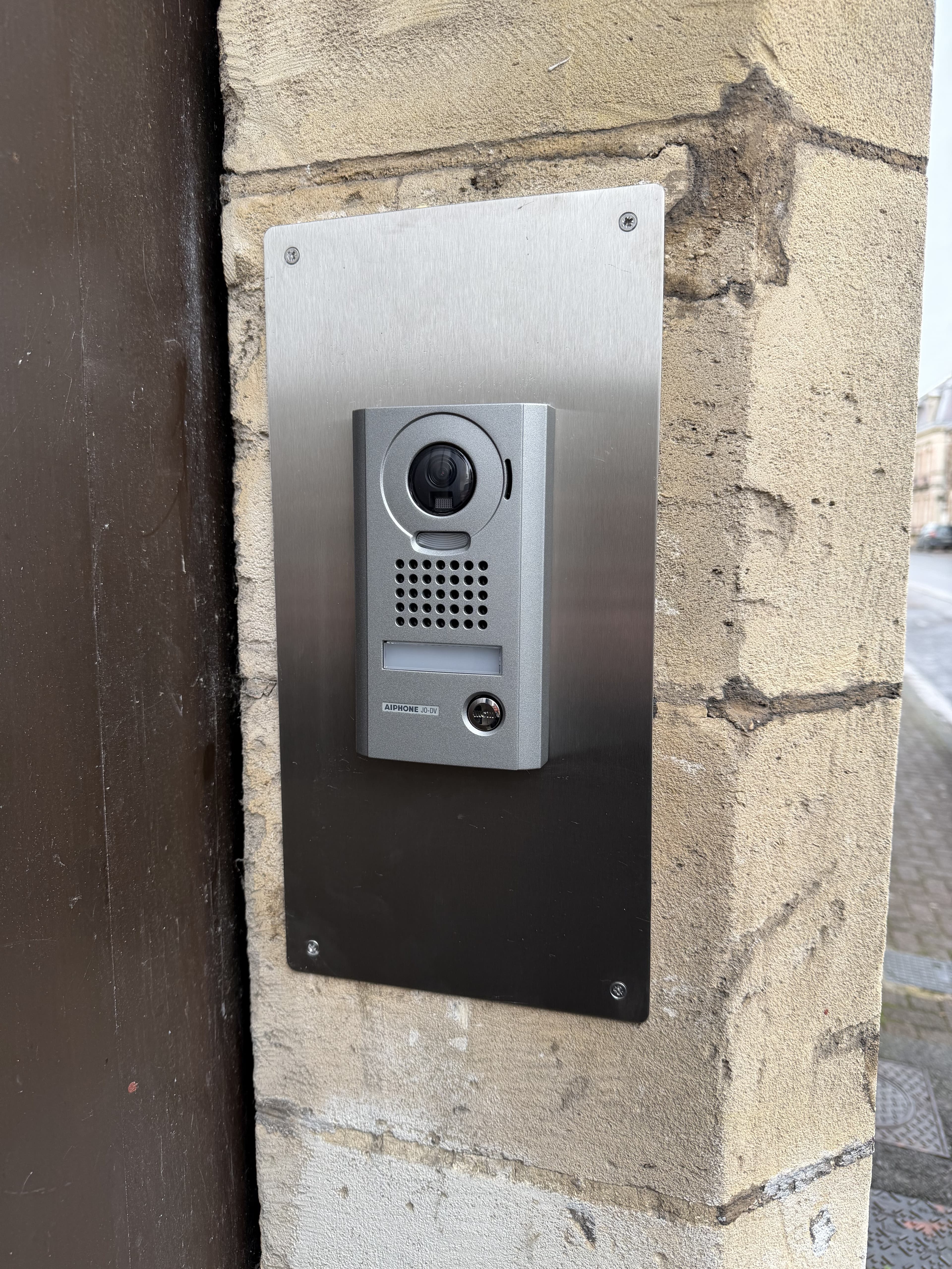 Installation d'interphone vidéo inox sur jambage en pierre par CT elec, Marne