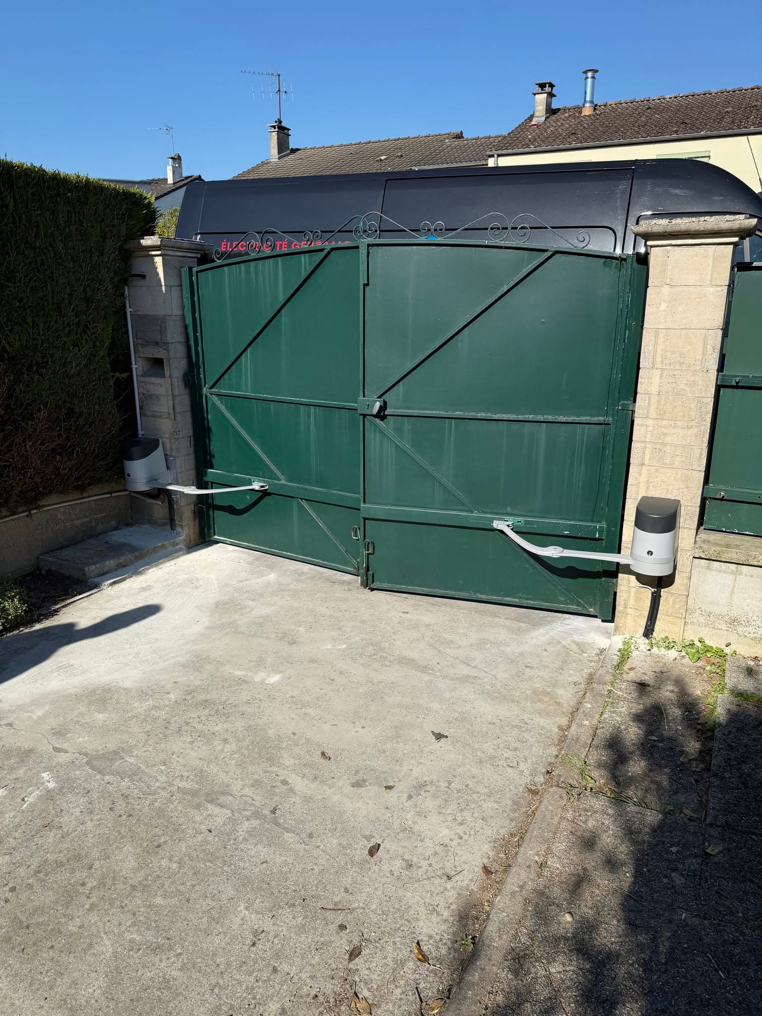 Motorisation d'un portail battant à bras articulés installée par CT elec, Marne