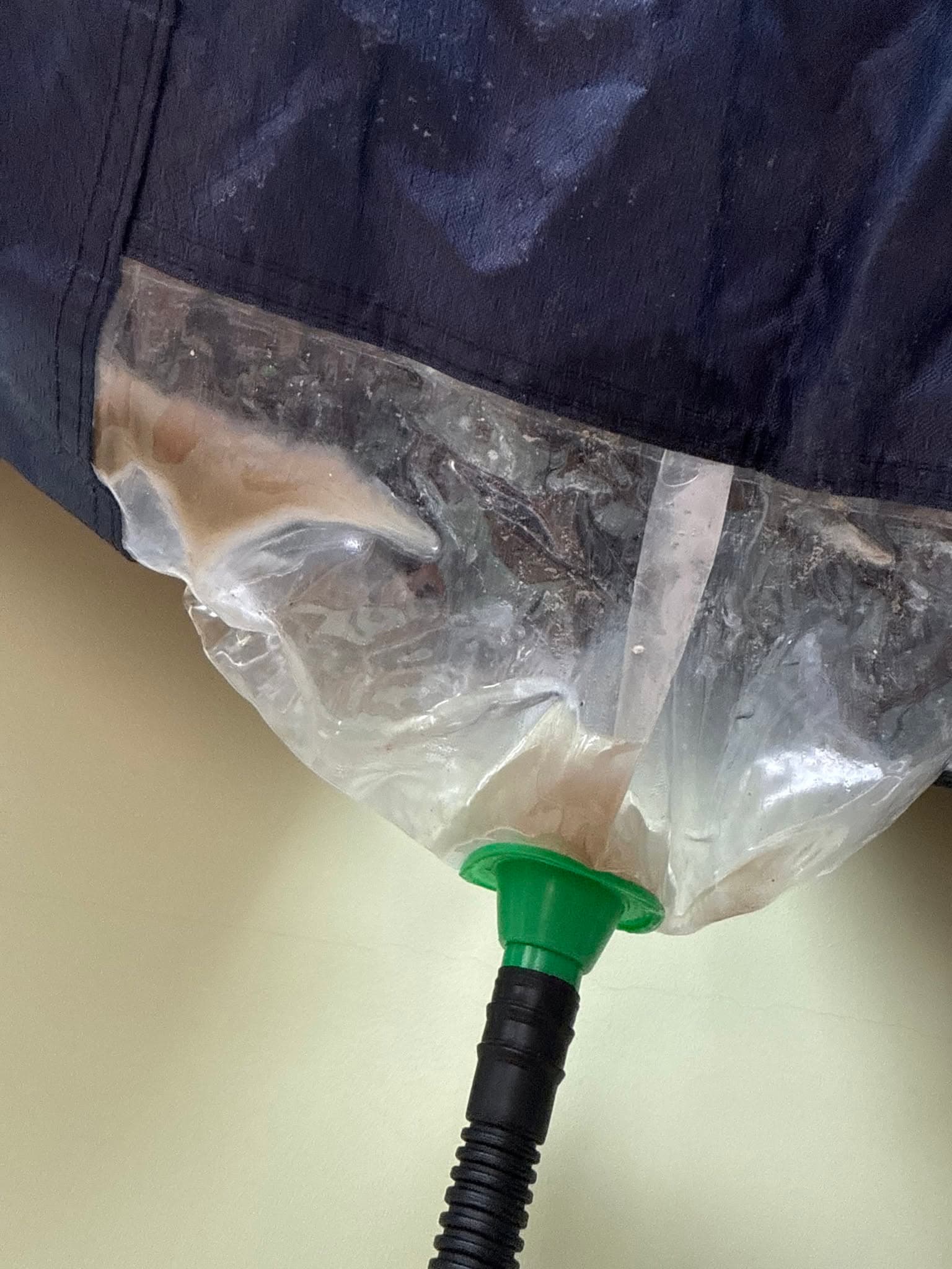 Poche de récupération des eaux de nettoyage d'une climatisation, entretien CT elec Marne