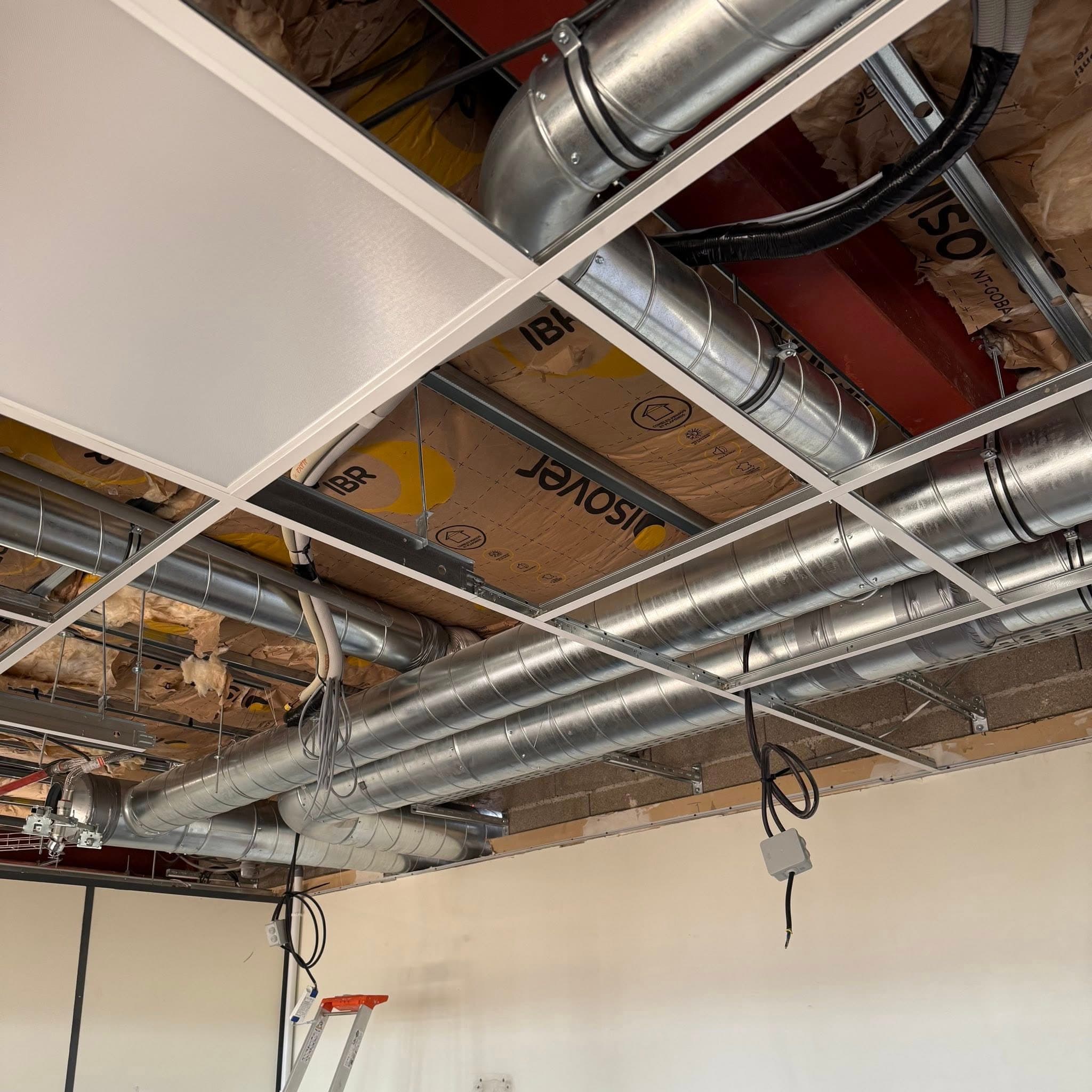 Réseau de conduits de climatisation gainable isolés en faux plafond par CT elec, Marne