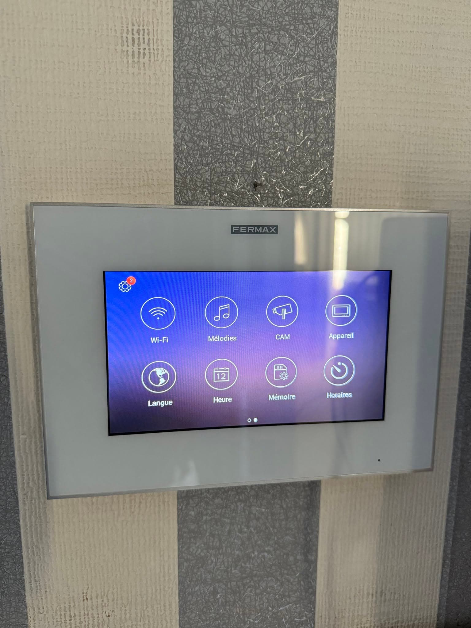 Moniteur intérieur tactile d'un visiophone connecté Fermax installé par CT elec, Marne