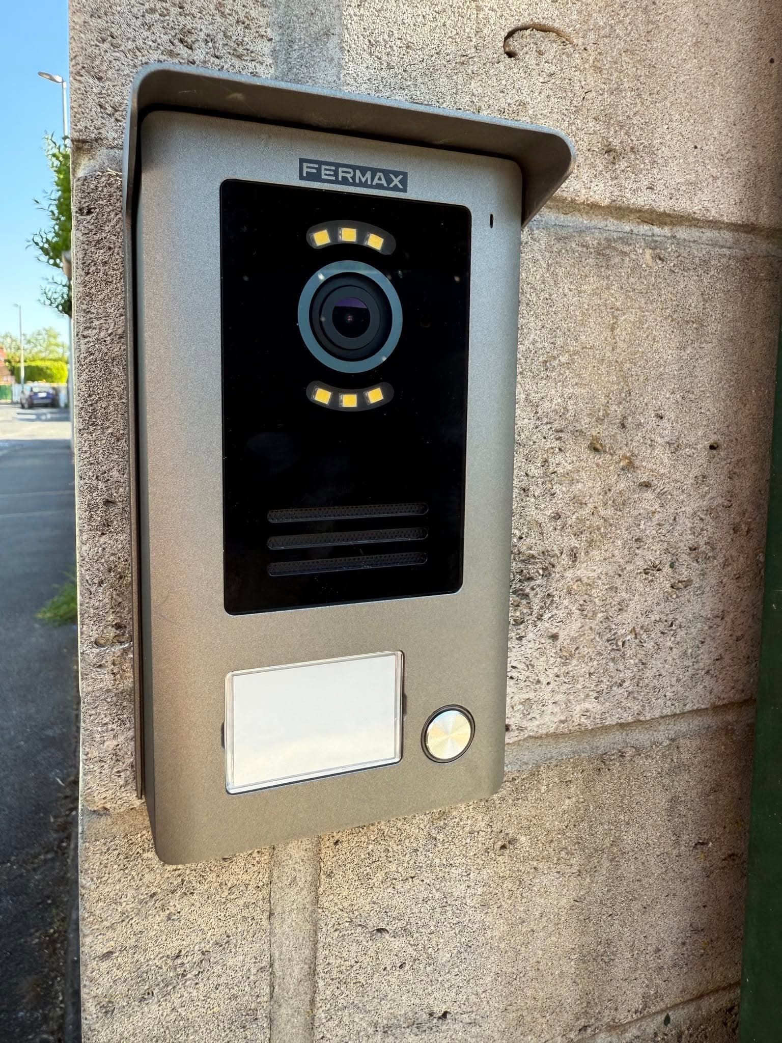 Platine de rue avec caméra d'un visiophone Fermax installé par CT elec, Marne